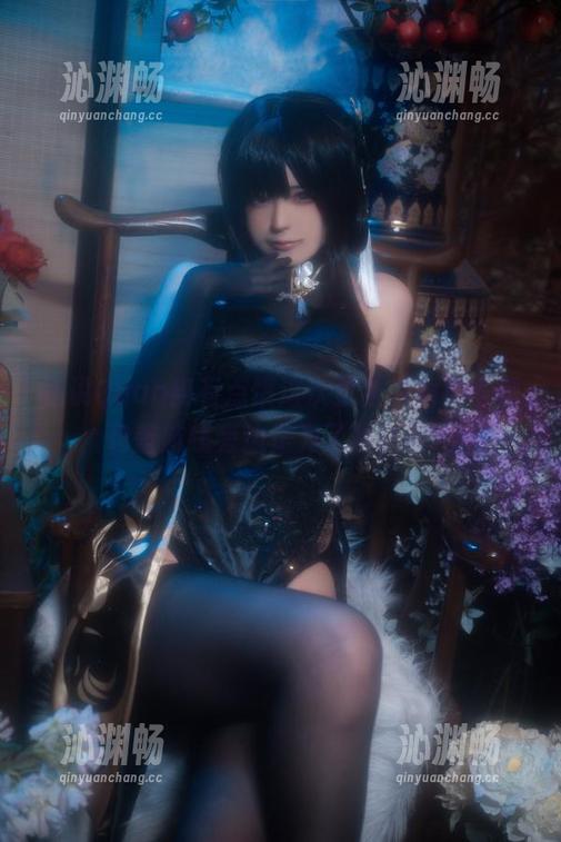 话说Quan冉有点饿这次更新的旗袍写真，碧蓝航线旁边是为了衬托她吗？
