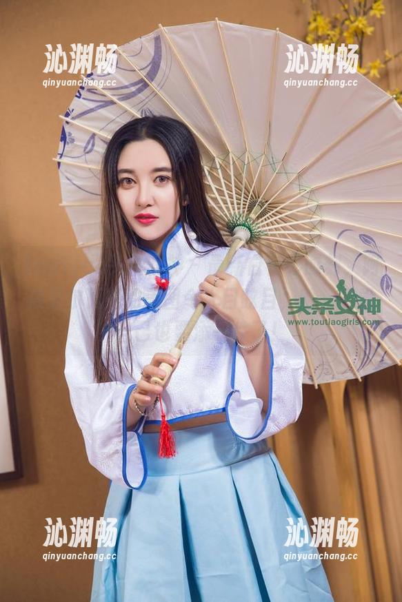TouTiao头条女神 - 最新白衬衫时刻，阿依努尔瓦娅的美图令人目眩目，哈，感觉自己也要添一件了！