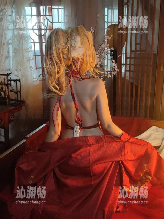 七七娜娜子的红裙套图分享，尽管她的裤子被风吹走了，但她的自信感依旧满分！