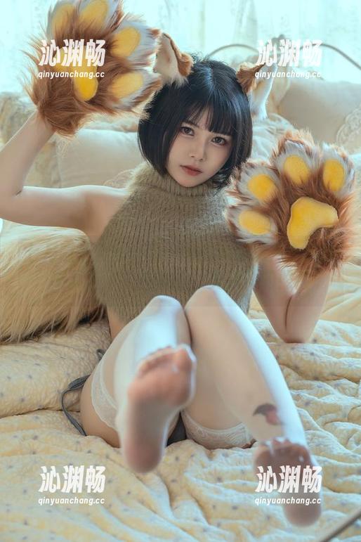 七月喵子黑丝合集：看完我都想开个模拟文具店了，里面卖“美腿”的照片