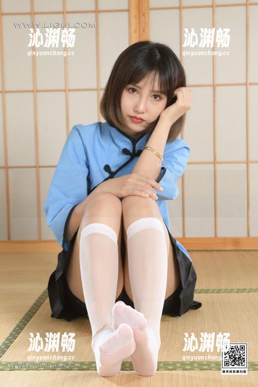 丽柜 - 小唐的私房美图：职业装或许才是这位博主的真正个性？
