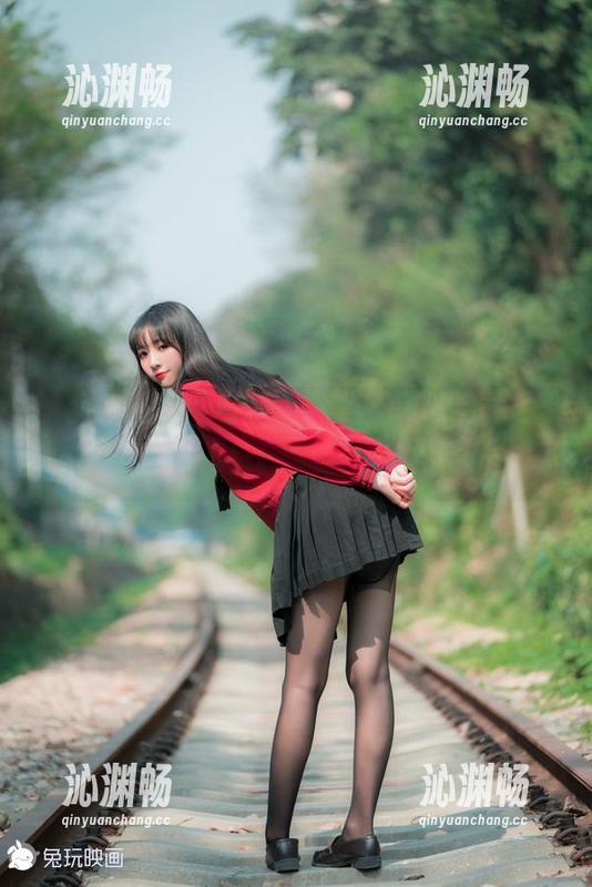 来吧，兔玩映画最新的白贞制服套图，滑进脑海养眼去！