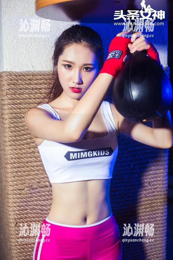 头条女神 - 李由美的礼服私拍合集：这是我最爱的‘胖子’造型吗？