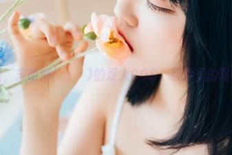 两次心跳，宋哈娜(송하나)的双人COS，照片里的眼神真奇怪