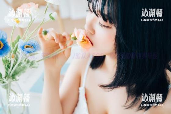 两次心跳，宋哈娜(송하나)的双人COS，照片里的眼神真奇怪