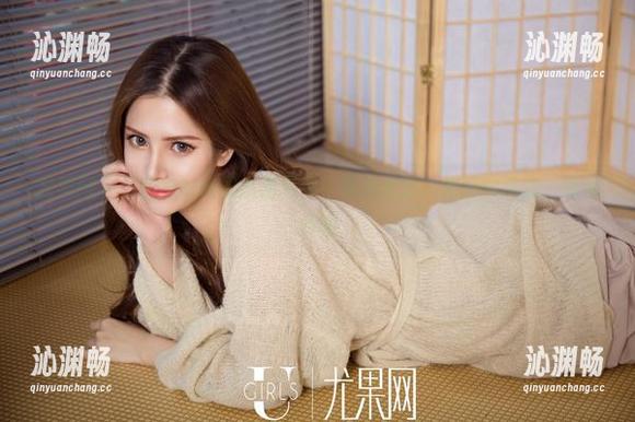尤果网-李思宁 尤果网 - 李思宁的校园高清写真:书本旁边,光影的游戏,真是有趣