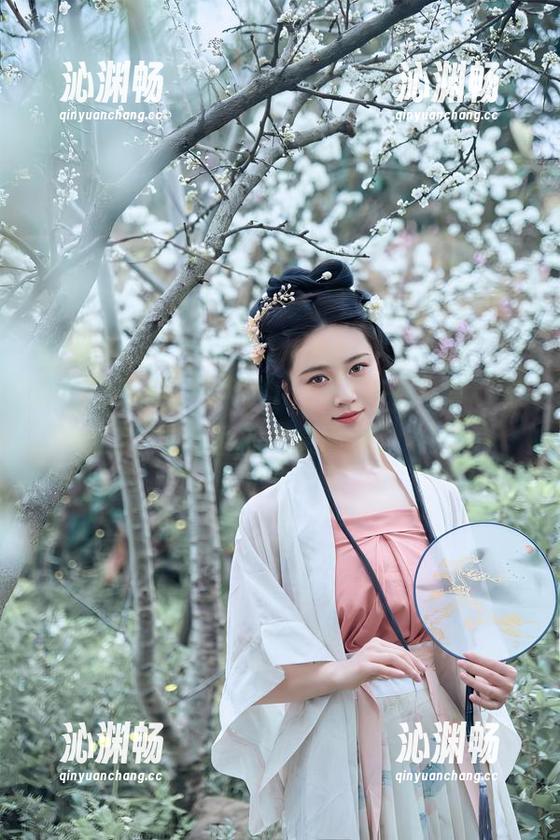 原图也太爱“年年Nnian下午茶”了，被cos圈的气息围绕。