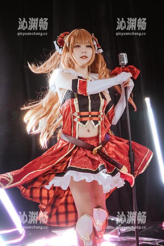 梦游柴郡——是一只熊仔吗的写真图集中乐音与色彩的狂欢。