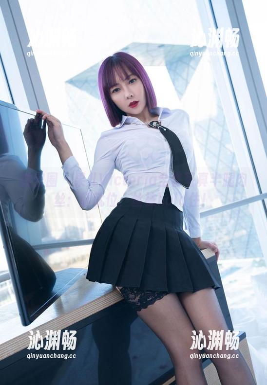 微密圈 - 果儿Victoria全套写真半腿肉丝：腿就位，丝袜hold住！
