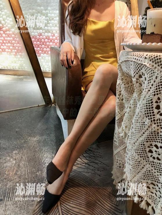 微密圈 - 车内丝袜秀：梦里一只喵又来躁动了！精选中的每一张都是惊喜！