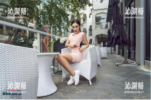 爱丝 - 照片中的索菲，私属定制？哈哈，是谁给她挑的衣服啊。