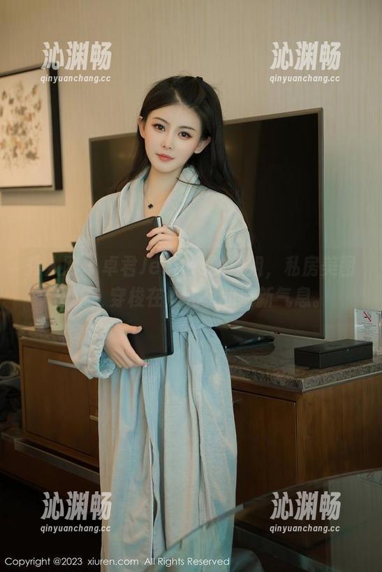 秀人网 - 卓君Jeanes的姐姐，私房美图出炉，穿梭在晨光里的清新气息。