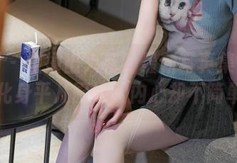 秀人网 – 碰撞出火花的最新写真集：田兮白化身平凡厨娘，内心却不简单。