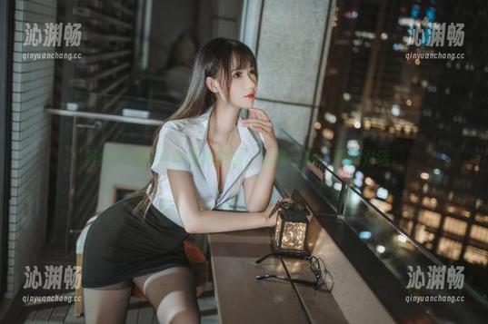 羽生三未的白丝私拍摄影，像是一场无声的对话。