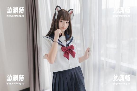 白色的体操服，蜜汁猫裘原图，感觉要多看几遍才行。