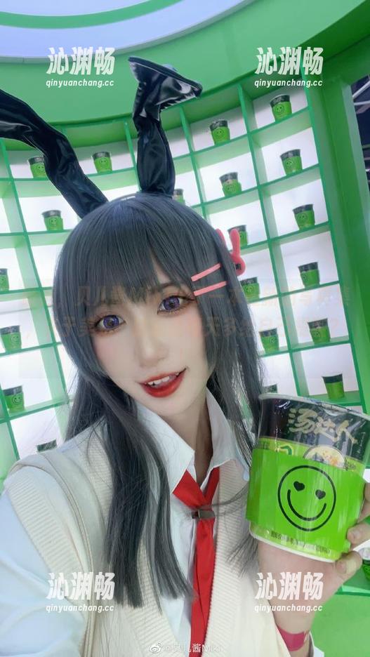 贝儿酱Miki 最近,贝儿酱Miki出了一本最新的写真集,关于美足,鼓励我每天多给自己提鞋?!