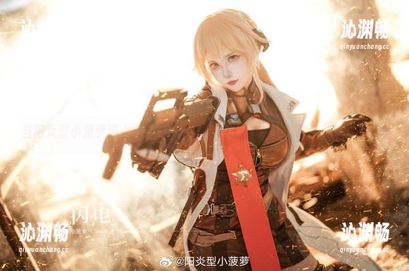 当阳炎型小菠萝遇上壁纸，居家写真成了家中最亮眼的“背景墙”～
