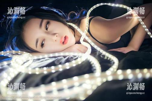 青豆客 - 战姝羽Zina的写真：定制体操服与不羁姿态。