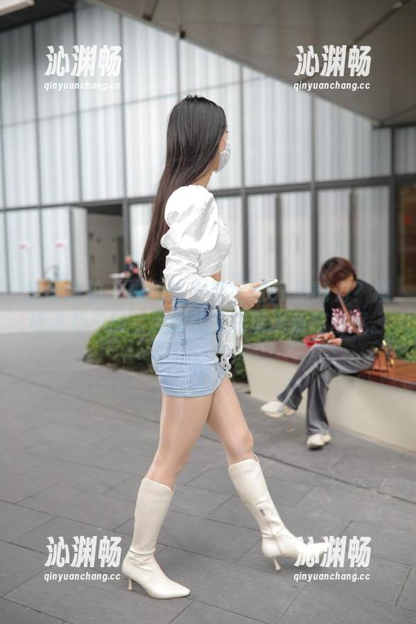 魔镜街拍 - 白色连衣裙定制or超能力？楼楼谁都不服，大概就她能玩出新高度哦。