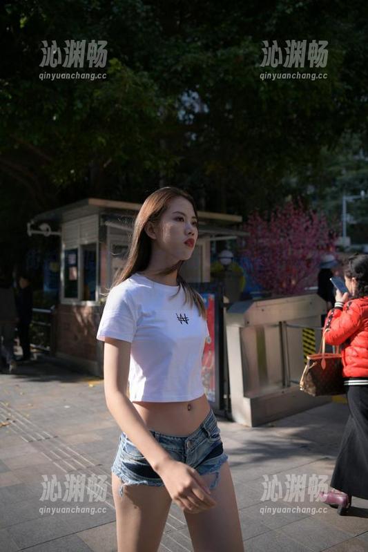 街拍高跟皮裤：魔镜街拍的原图让人难忘的潮流印记！
